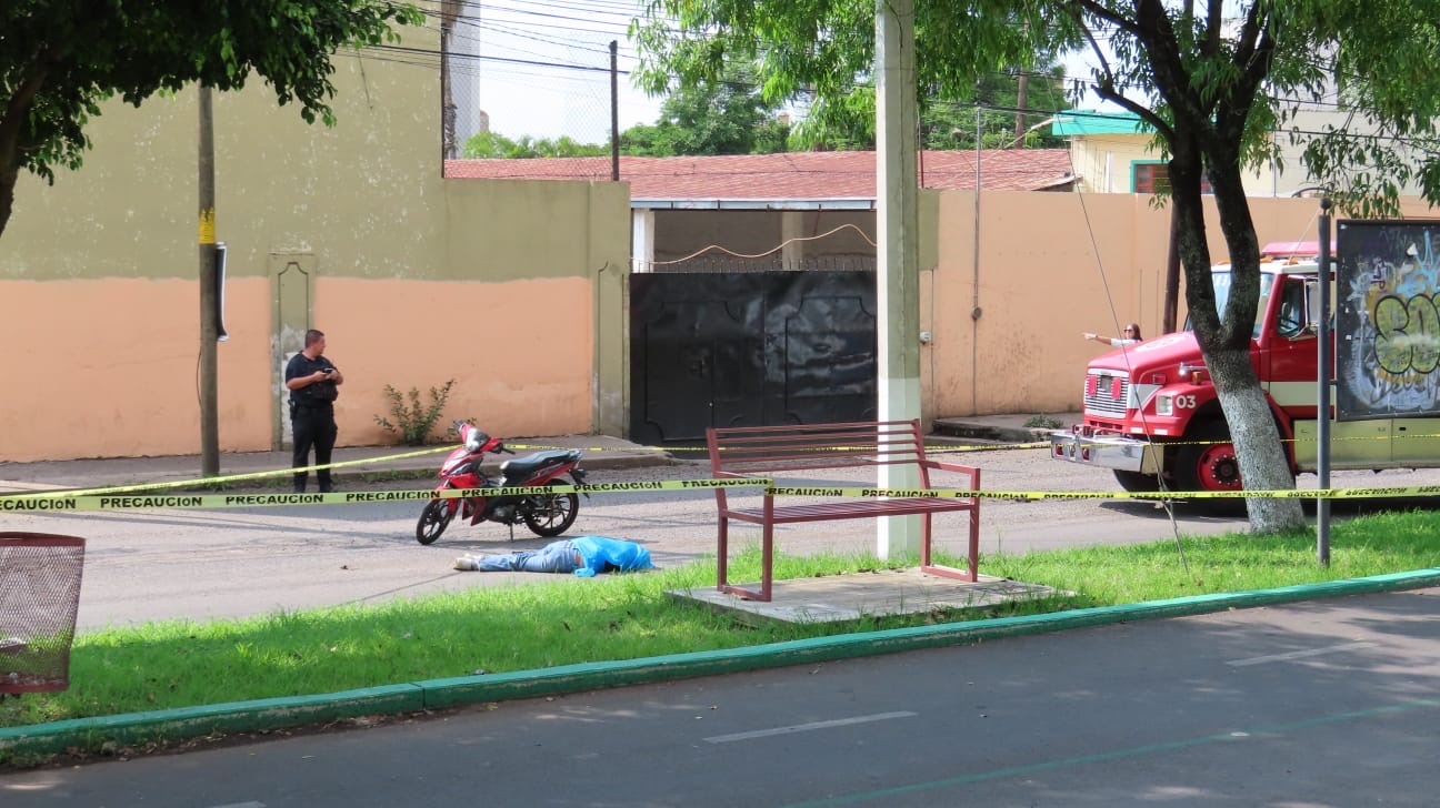 Menor pierde el control de su moto tras presuntamente caer a un bache y muere al ser arrollada por una combi