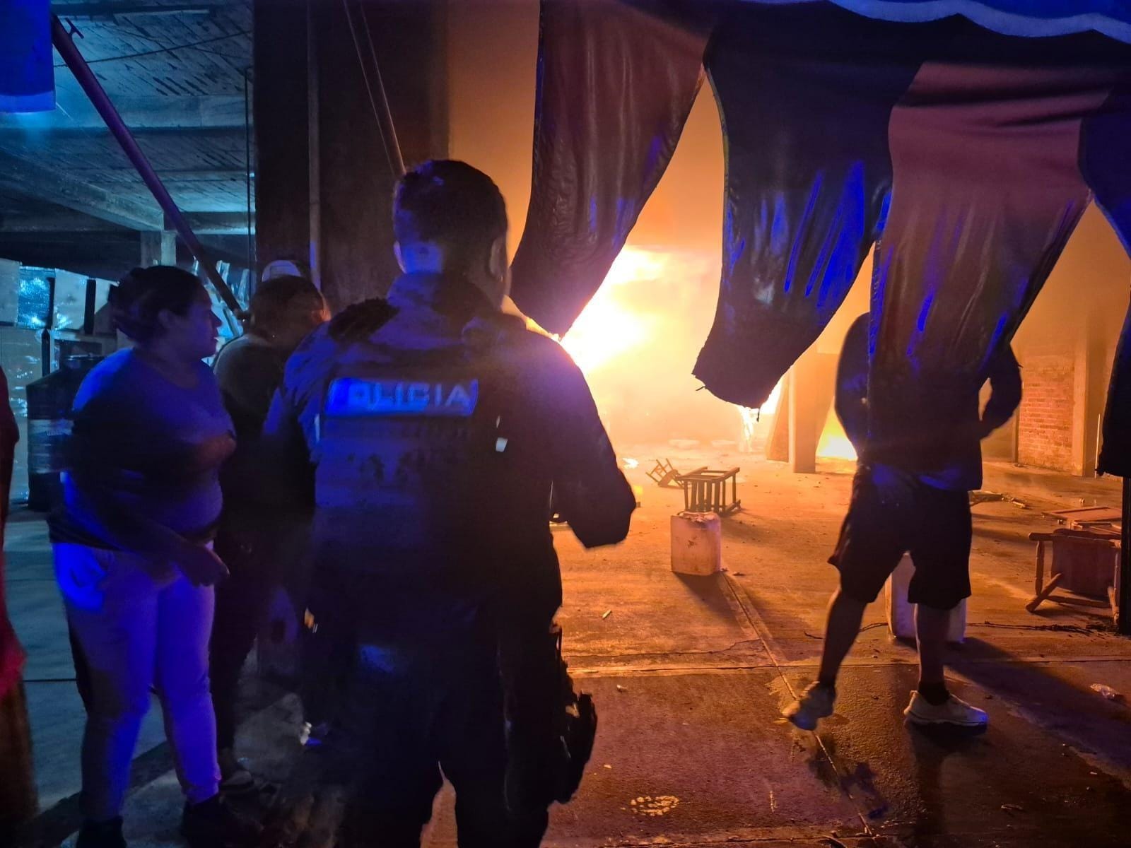 Se incendia mueblería en Capacuaro