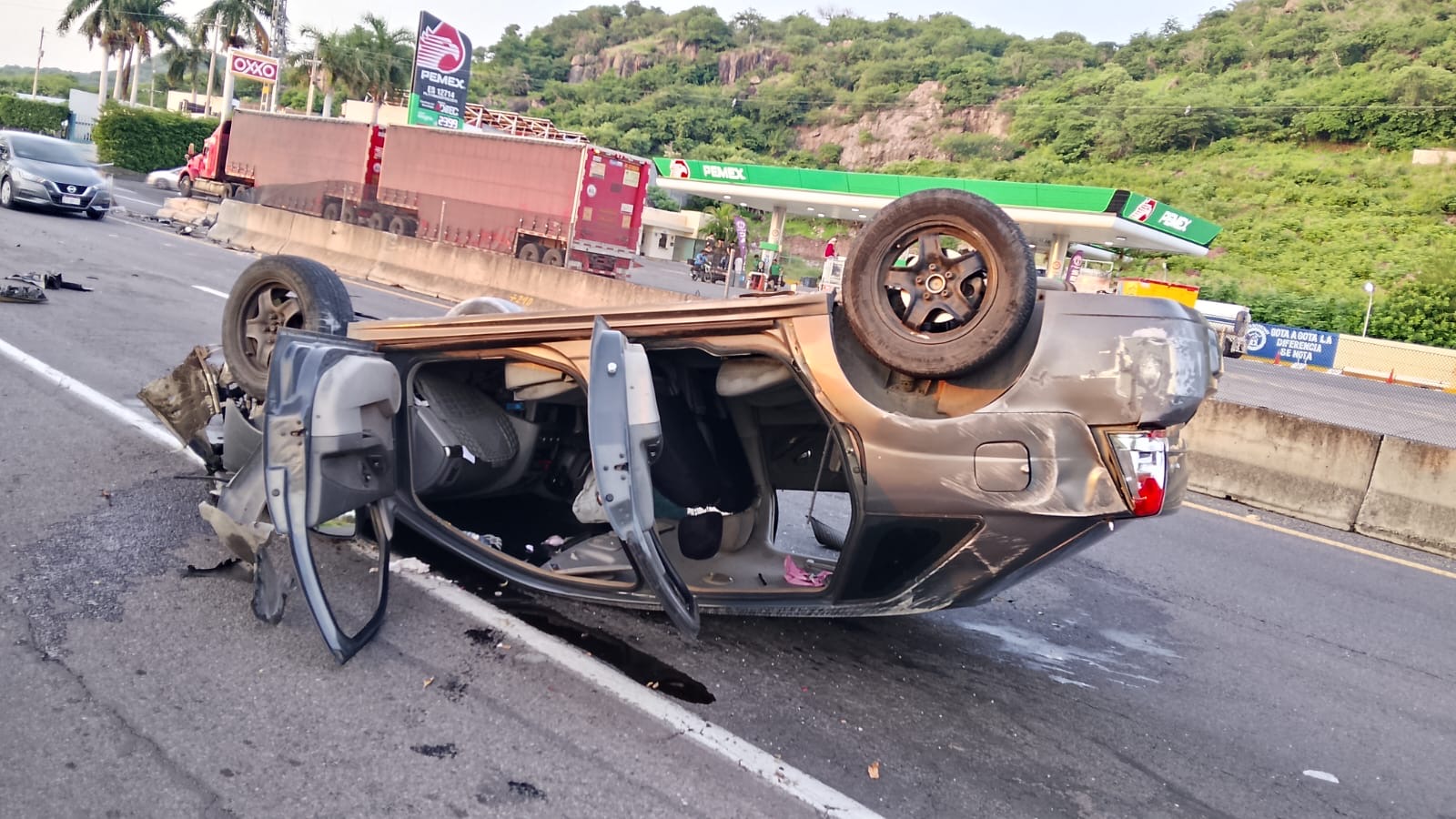 Automóvil vuelca y es localizado abandonado en la carretera Apatzingán-Cuatro Caminos