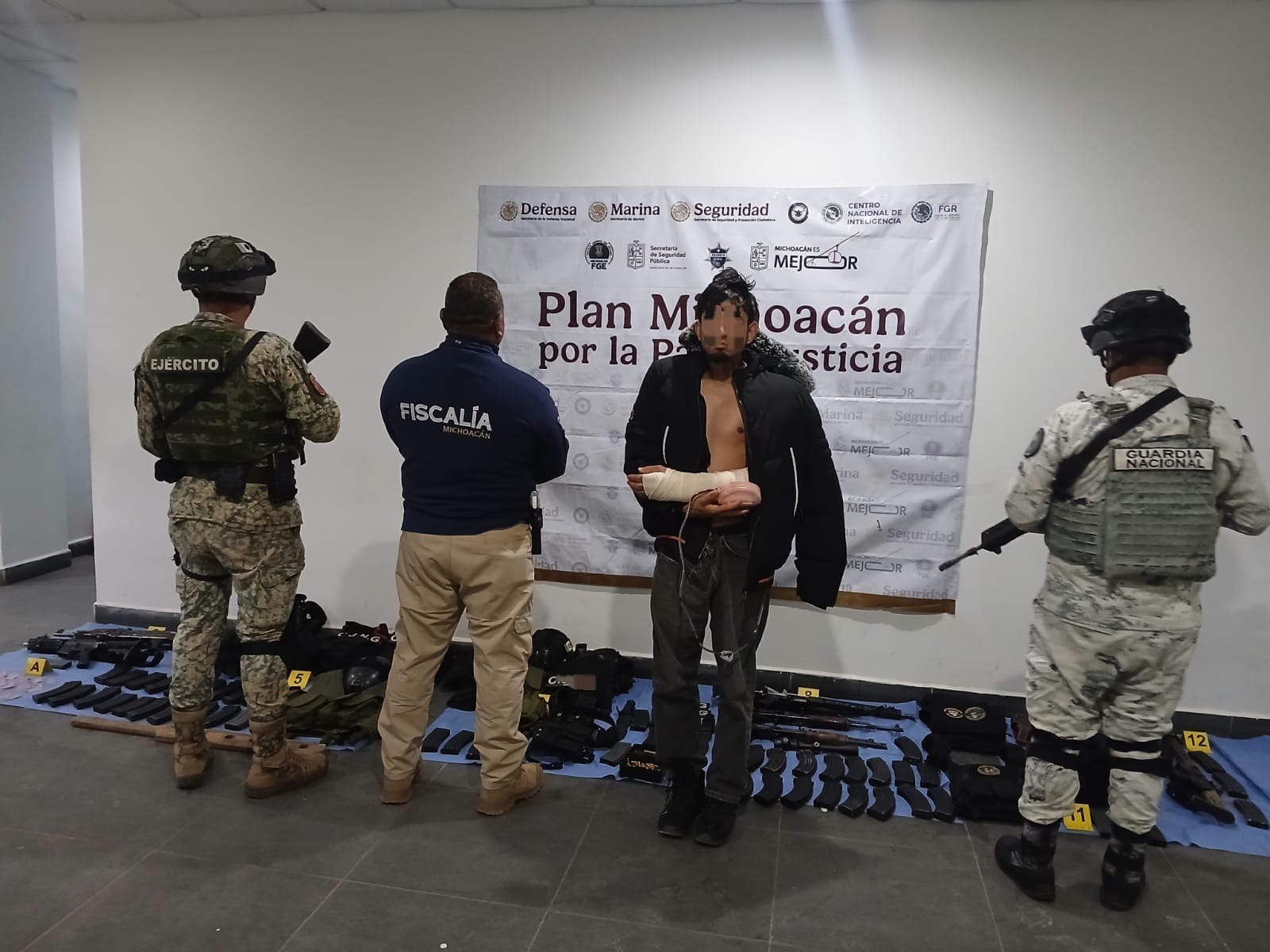 Cateo en Ciudad Hidalgo deja un detenido y asegura arsenal, vehículos y droga