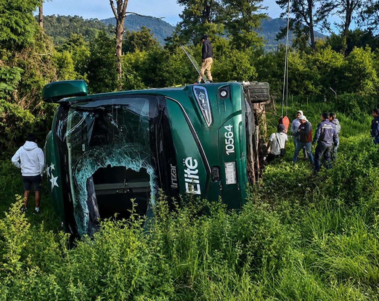 Preliminar, 10 heridos deja volcadura de un autobús, sobre la carretera Uruapan-Paracho
