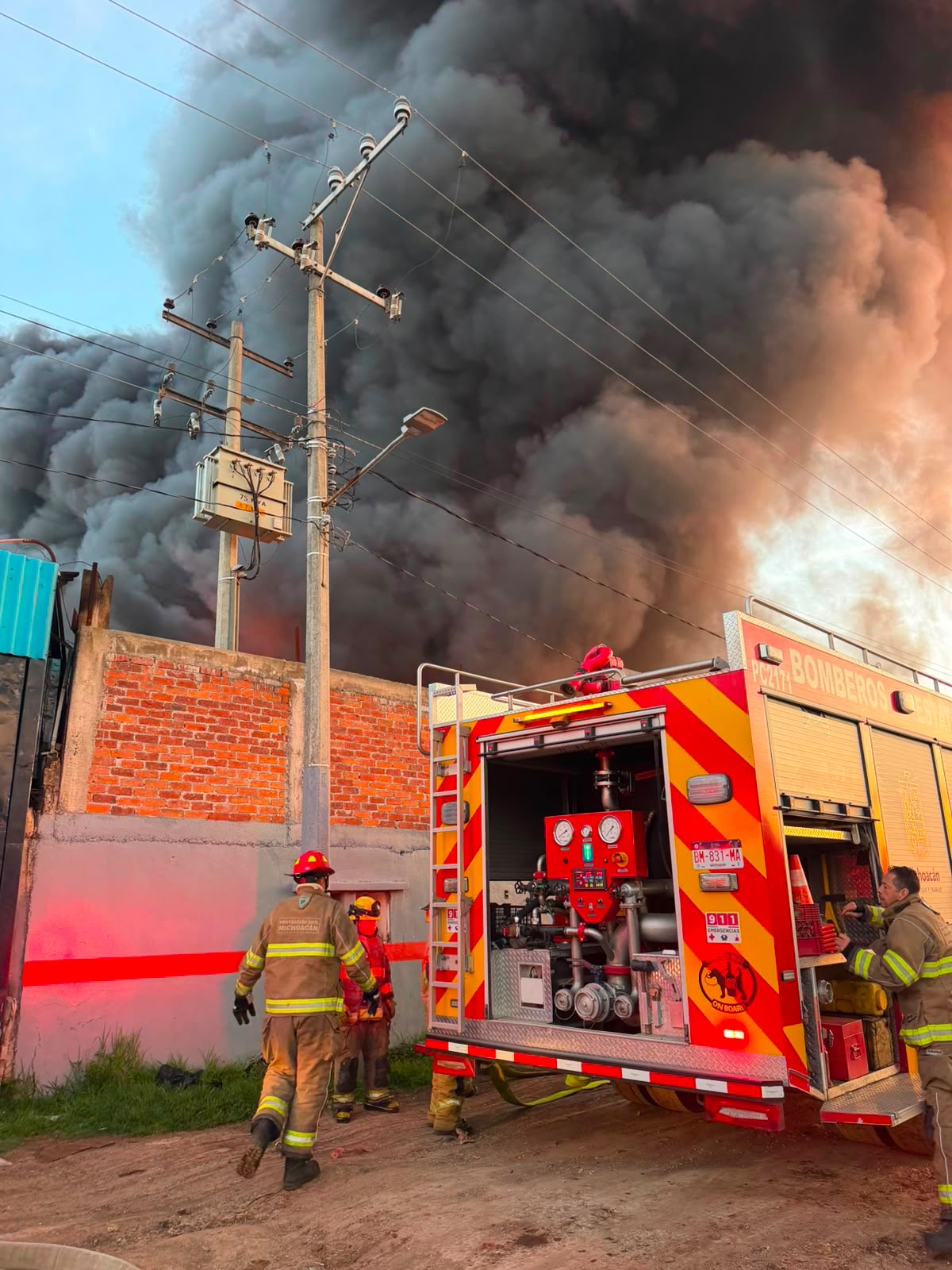 Atiende PC Estatal incendi0 en fábrica de reciclaje en Morelia