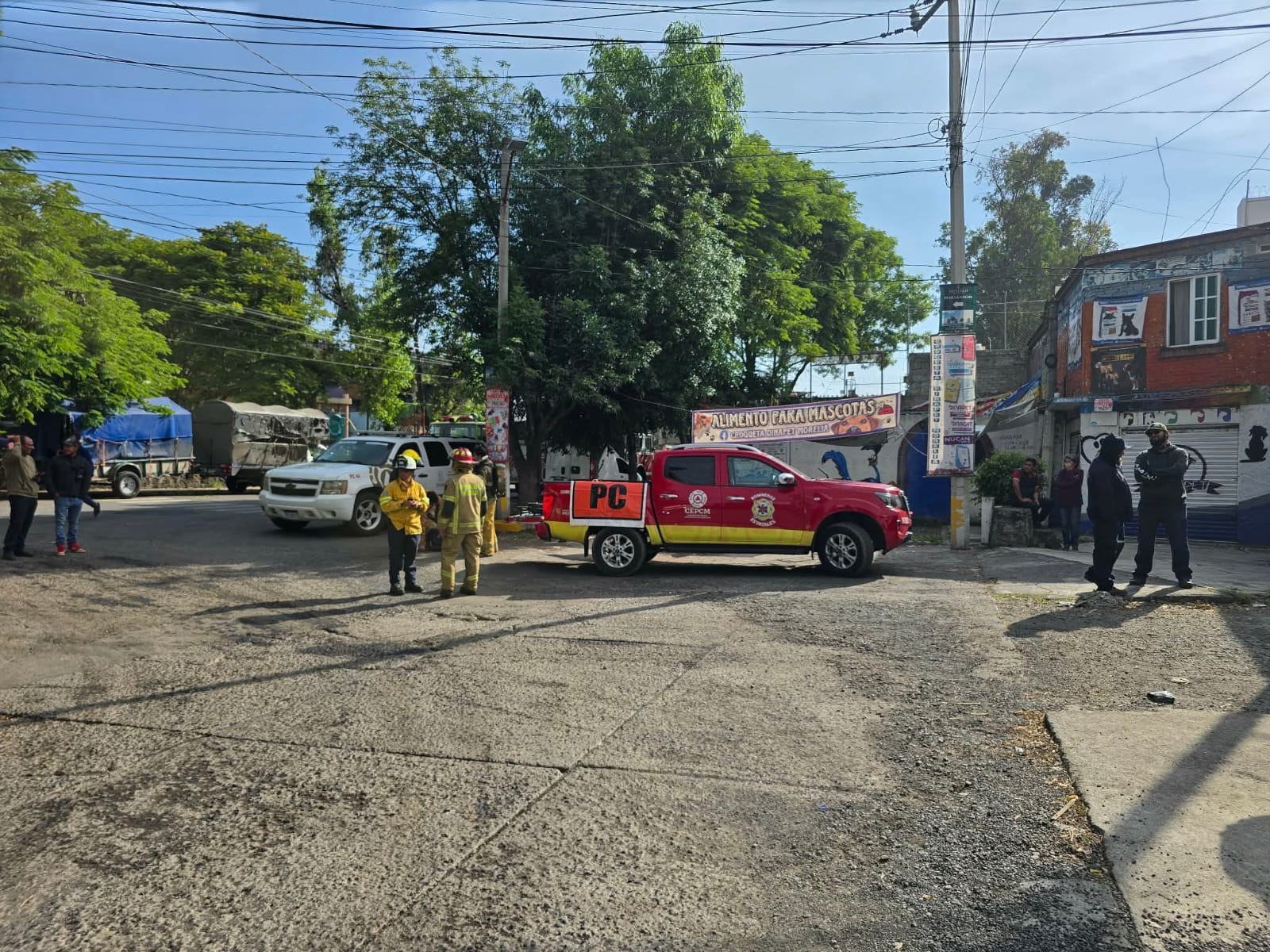 Bomberos controlan incendio en bodega de fábrica de estopas e hilos en Morelia