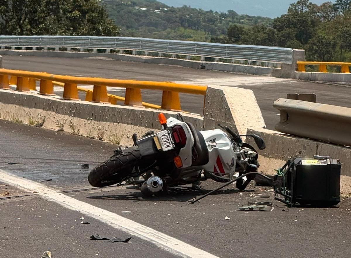 Motociclista fallece tras brutal choque sobre la autopista Siglo XXI