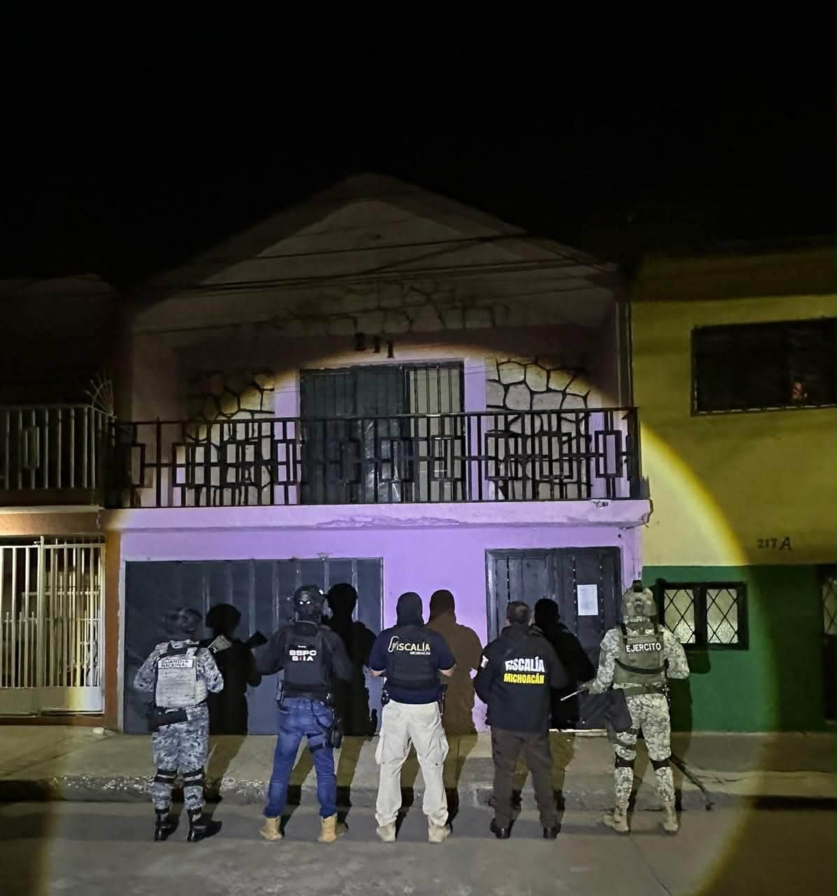 Cateos en Morelia dejan 2 presuntos narcomenudistas detenidos y droga asegurada 
