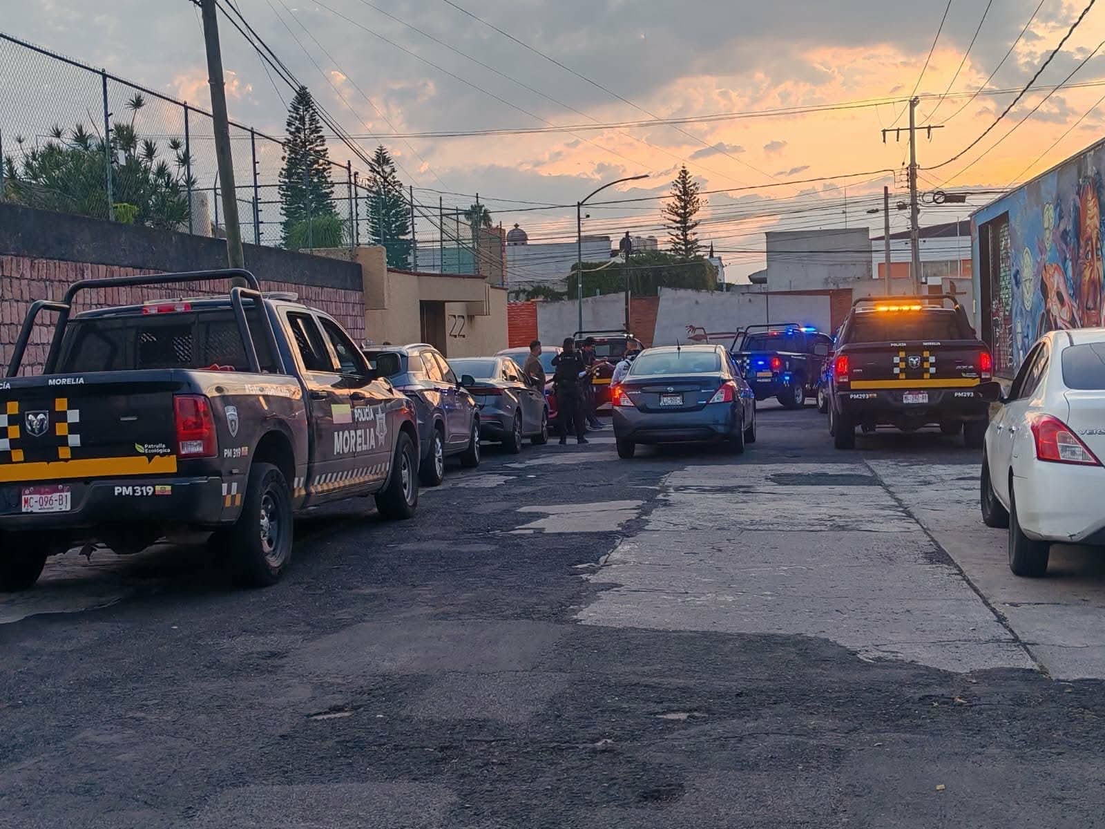 Detienen a 2 presuntos robacarros tras persecución en Morelia; policías recuperan dos vehículos 