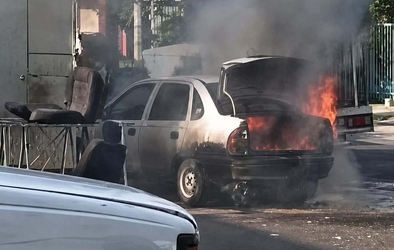 Arde vehículo en la colonia Leandro Valle 