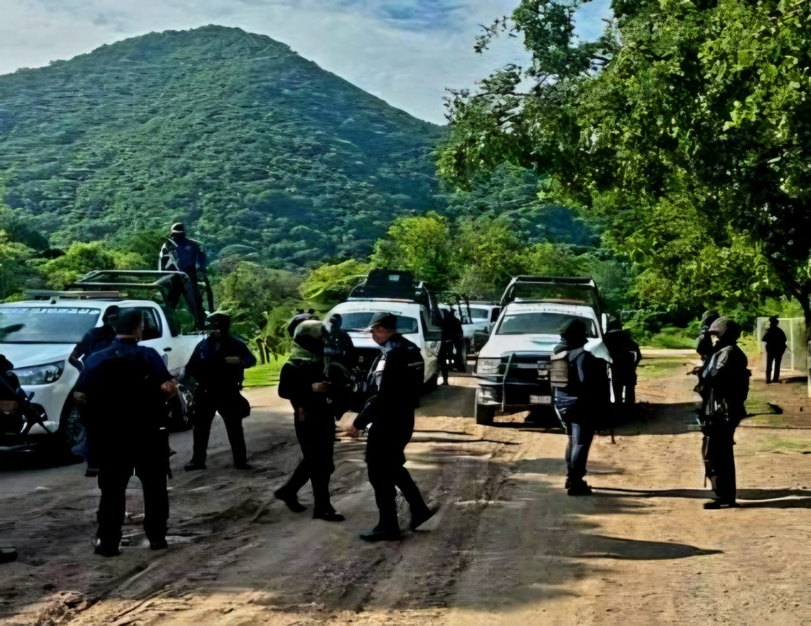 Presunto pistolero es hallado muerto con impactos de bala, en Parácuaro