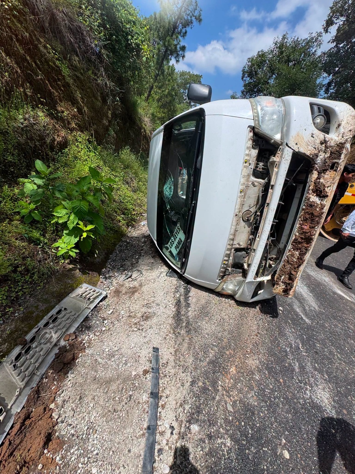 Choque entre combi y camioneta deja varios lesionados en la carretera Los Reyes-Pamatácuaro