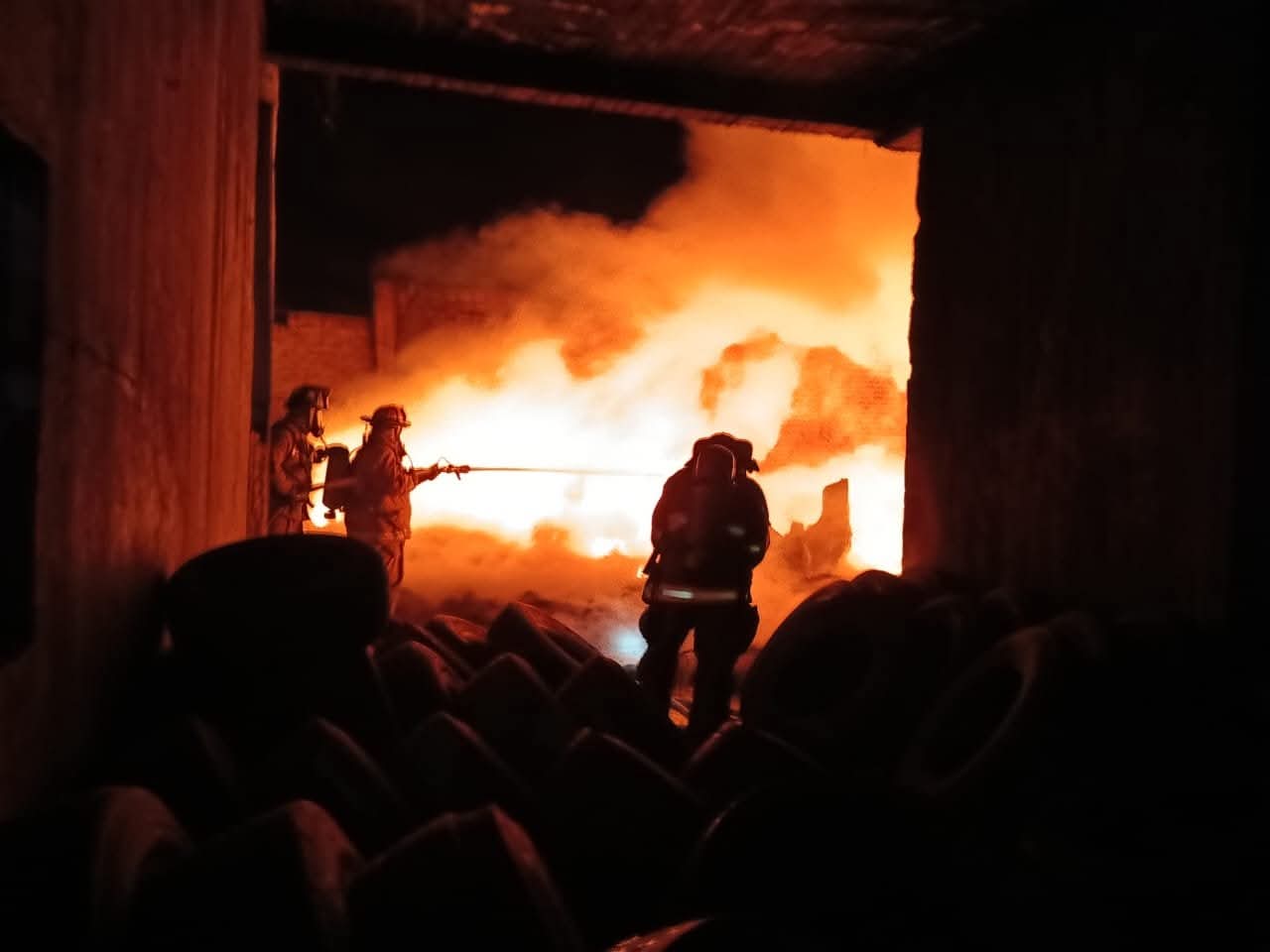 Arde bodega de llantas abandonadas al norte de Morelia