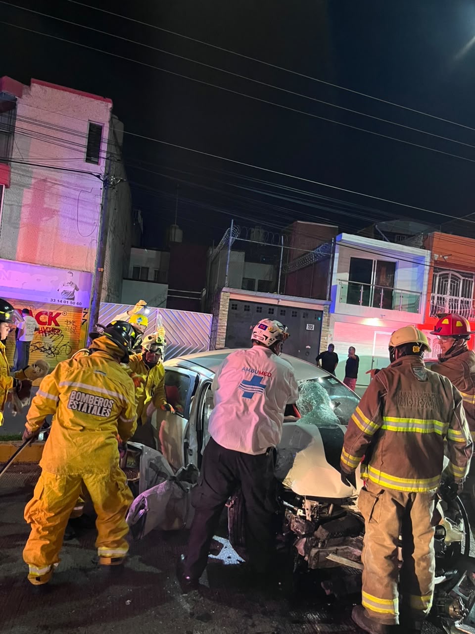 Rescatistas salvan a joven de morir prensado en su auto, tras aparatoso choque en la avenida Periodismo de Morelia