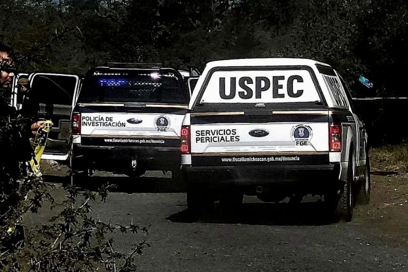 Hallan a hombre ejecutado y cubierto con una lona en la colonia Leandro Valle, en Apatzingán