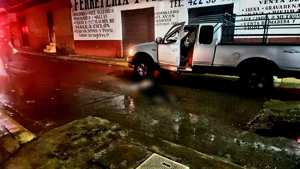 Delincuentes bajan a conductor de camioneta y lo matan en pleno Centro de Taretan