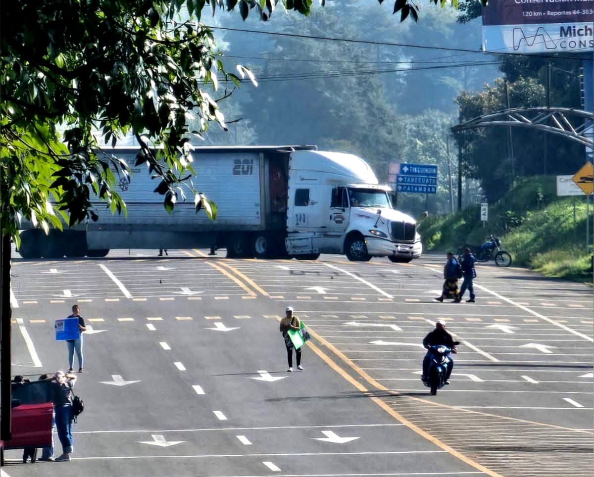Bloquean carretera en Tocumbo, exigen la localización de Jesús Ramírez Pulido 