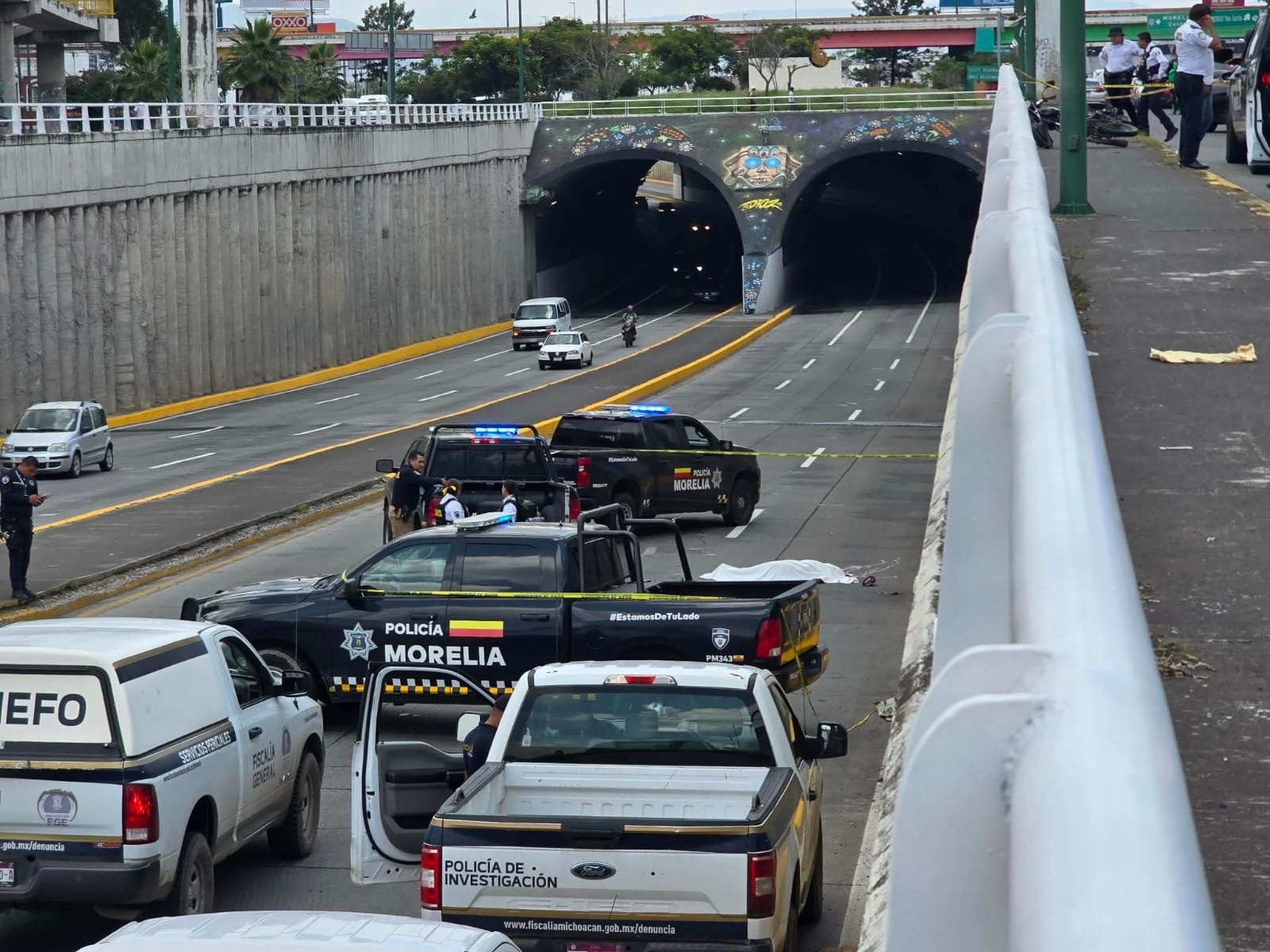 Muere motociclista tras chocar contra barandal y caer a carriles centrales del Libramiento Oriente de Morelia