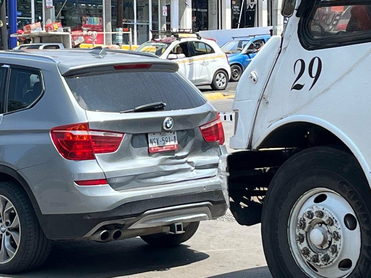 Se registra choque entre camioneta BMW y camión de pasajeros la Madero Poniente de Morelia 