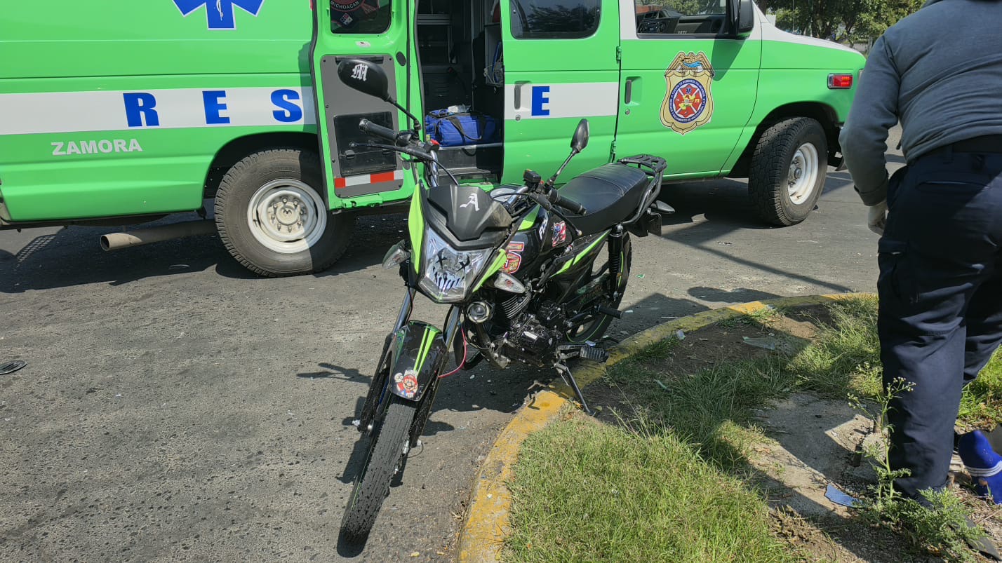 Pareja de motociclistas queda herid4 al ser embestid4 por una camioneta, en Zamora 
