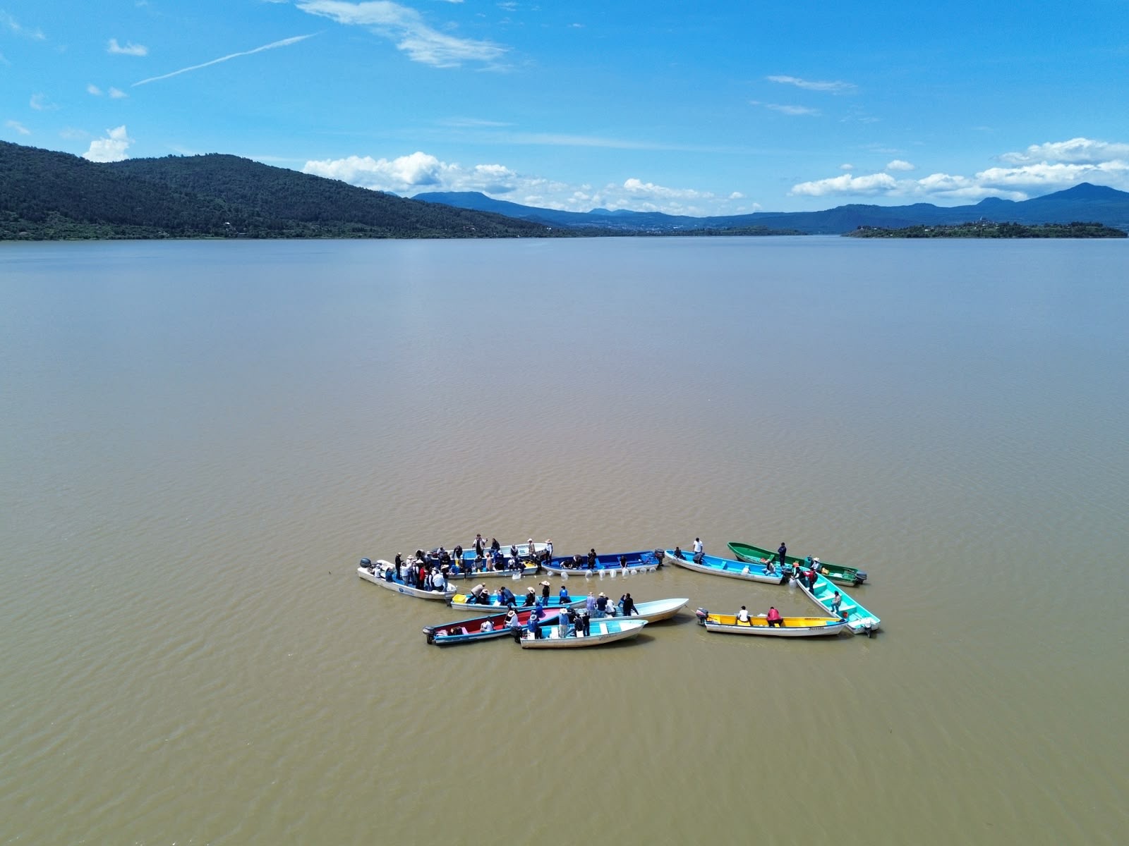 Programa de conservación del lago de Pátzcuaro alcanza los 60 mil peces liberados en el año