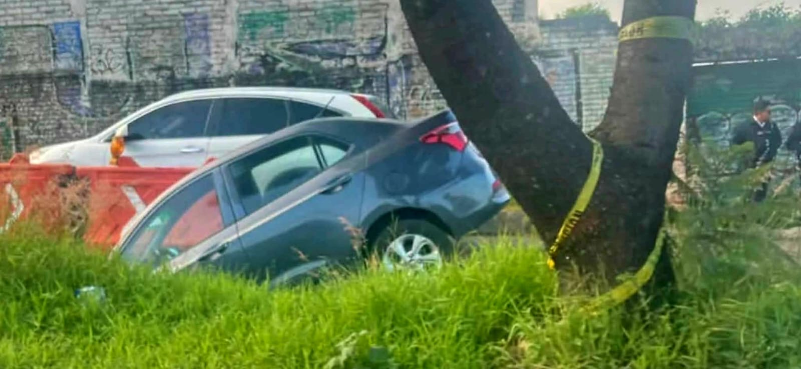 Automóvil cae a excavación de las obras del Morebús en Morelia