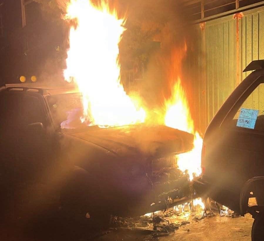 Investigan incendio de camioneta estacionada en Zitácuaro