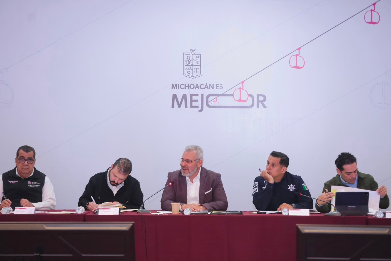 Bedolla acuerda con comunidades indígenas ruta de seguridad de Peribán a Jacona