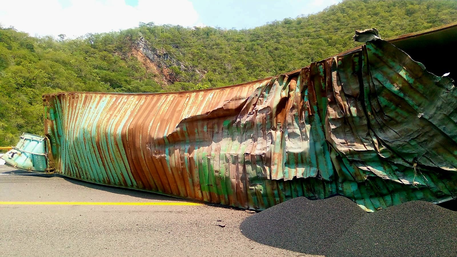 Se desprende remolque de trailer y vuelca, en la autopista Siglo XXI