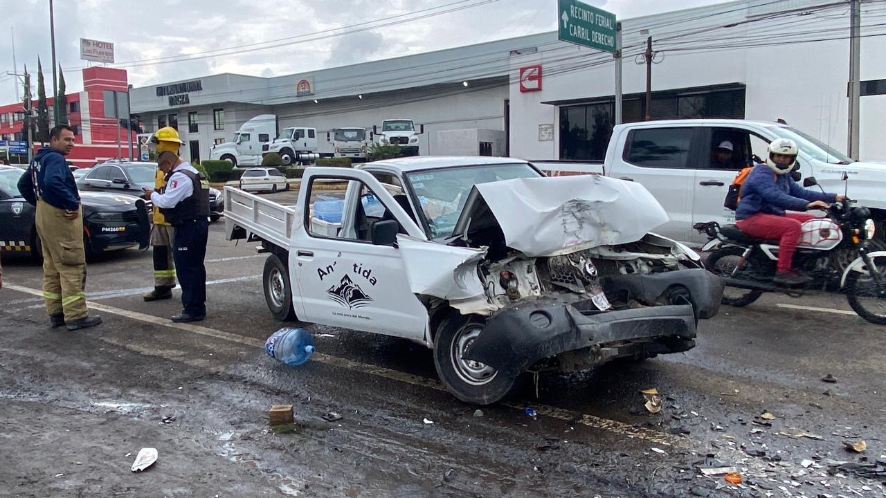 Se registra choque de camioneta contra camión Coordinados, al oriente de Morelia