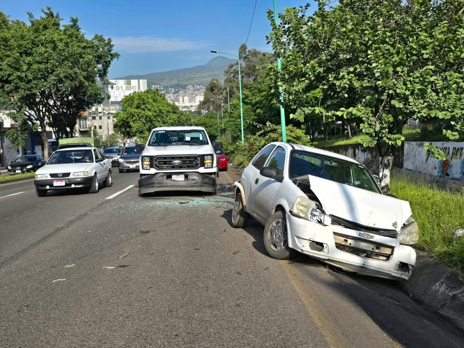 Dos choques múltiples generan caos vial en el Periférico de Morelia; participa camioneta gasera