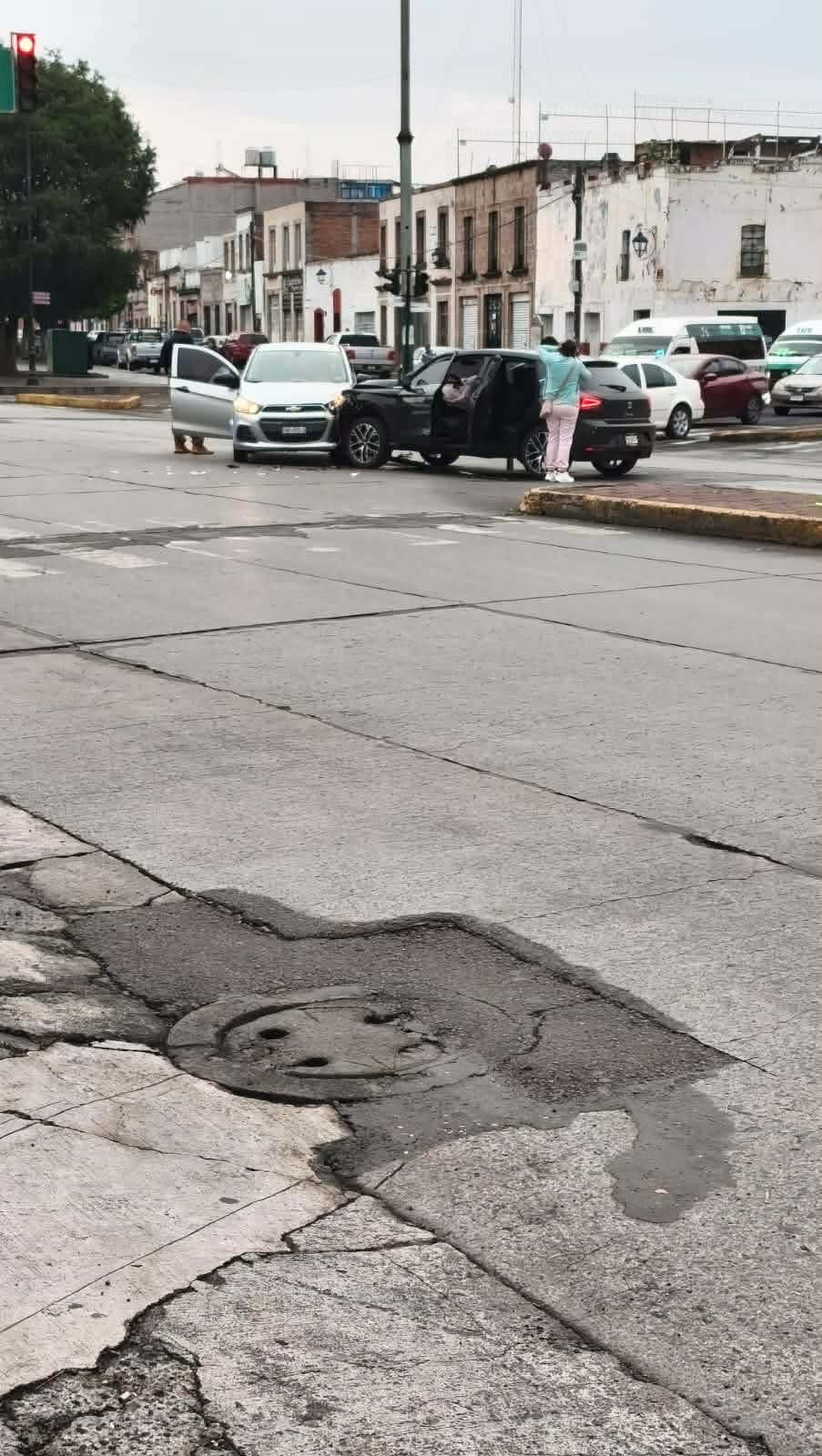 Se registra choque entre dos automóviles en la avenida Madero Poniente de Morelia 