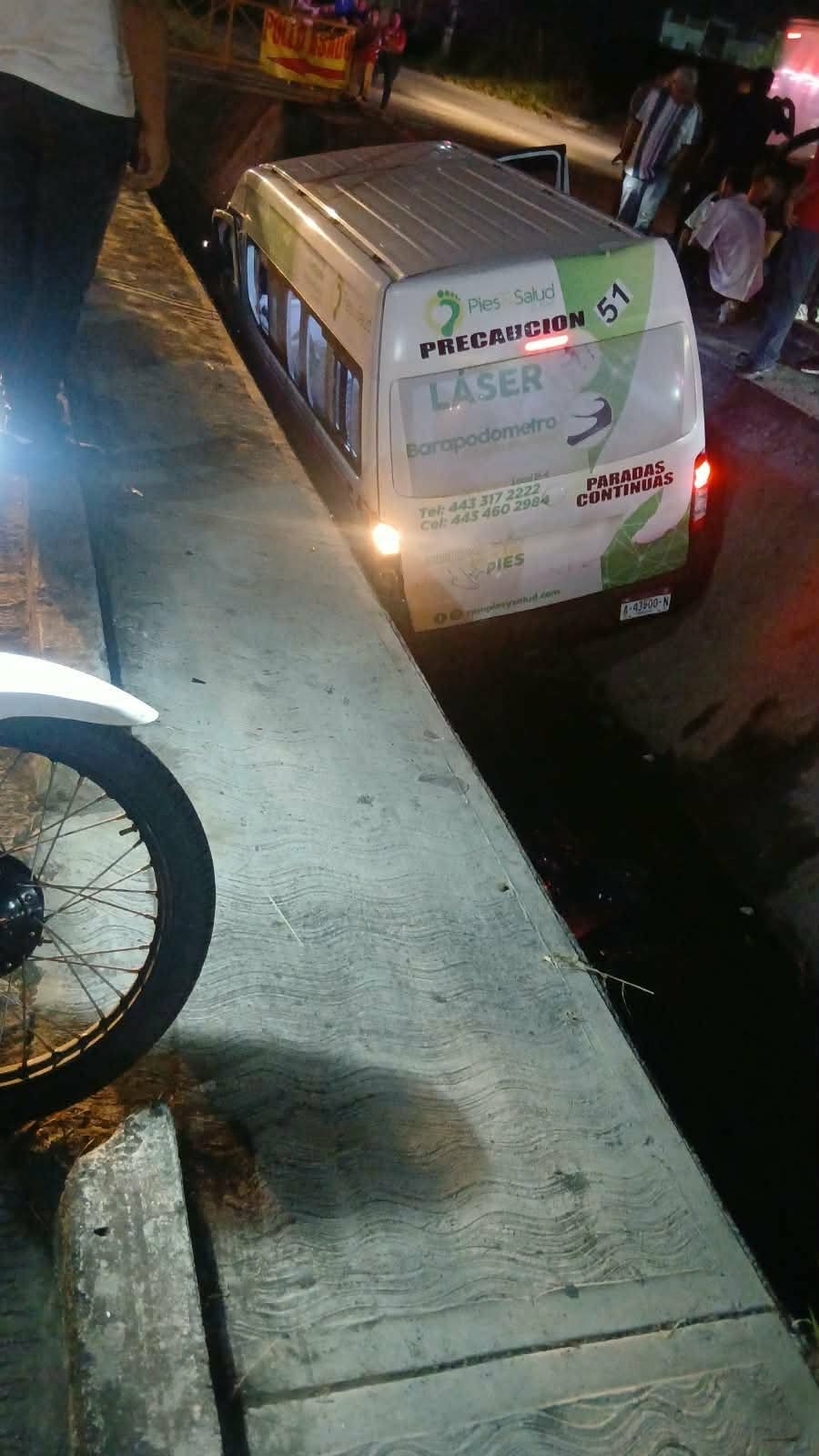 Combi de la Ruta Rosa cae a canal pluvial en el municipio de Tarímbaro