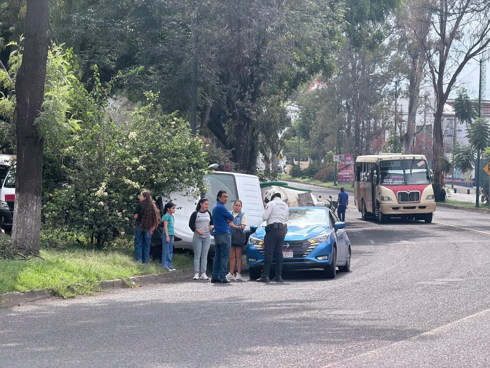 Camioneta pipa vuelca parcialmente y cae encima de automóvil en la avenida Madero Poniente de Morelia