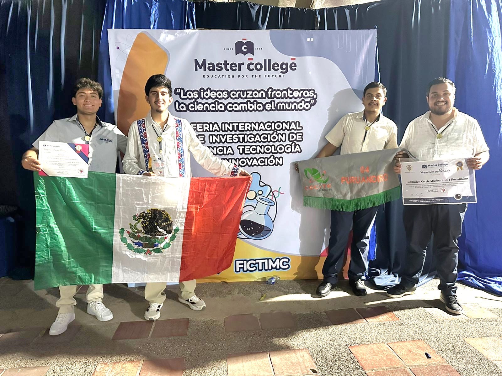 Estudiantes del Cecytem ganan primer lugar en feria internacional de ciencia en Colombia