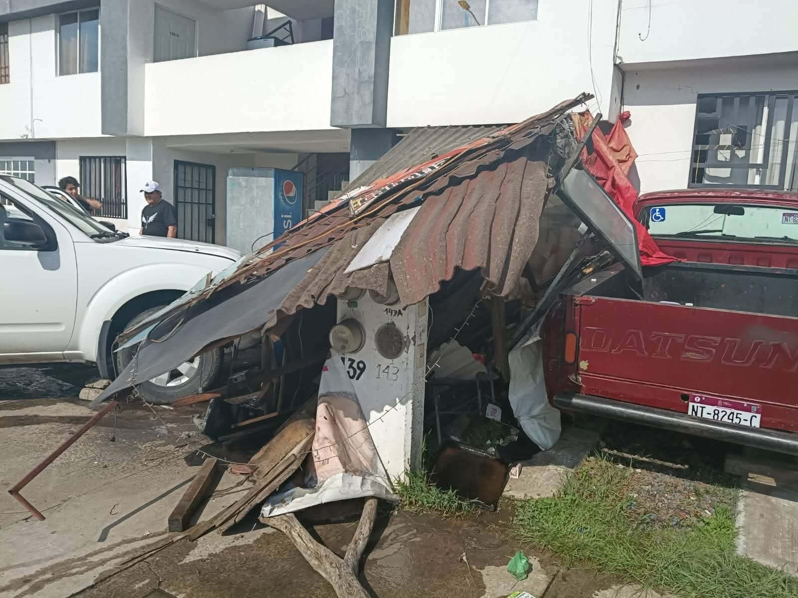 Camioneta se impacta contra auto estacionado y puesto de tacos en Lomas del Mayoral, Morelia 