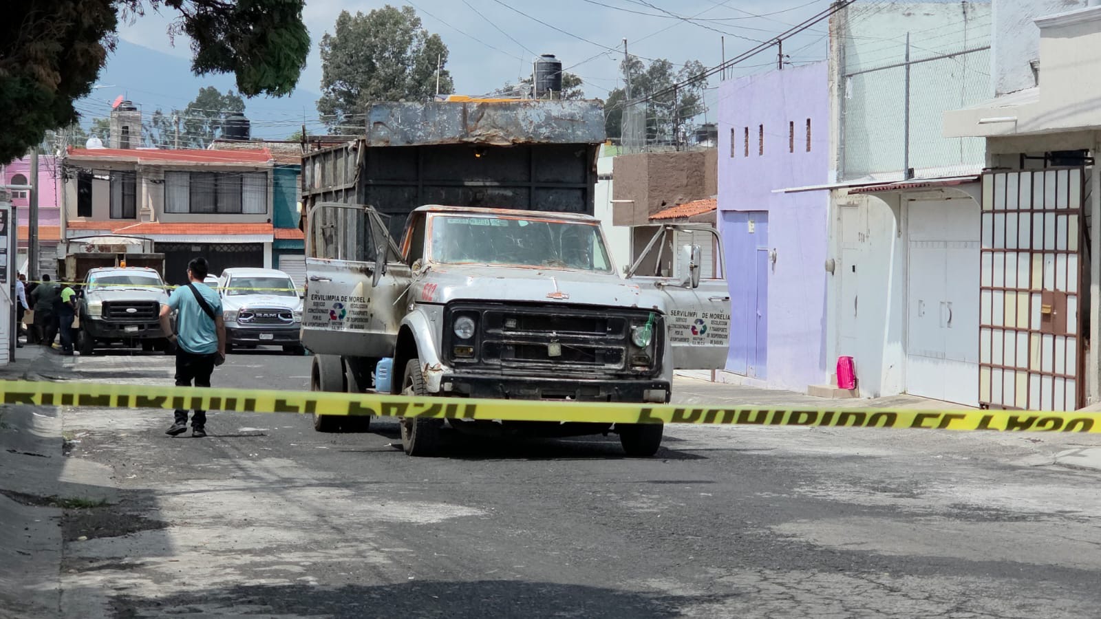 Incendian camión recolector de basura y trabajador resulta quemado, en Morelia