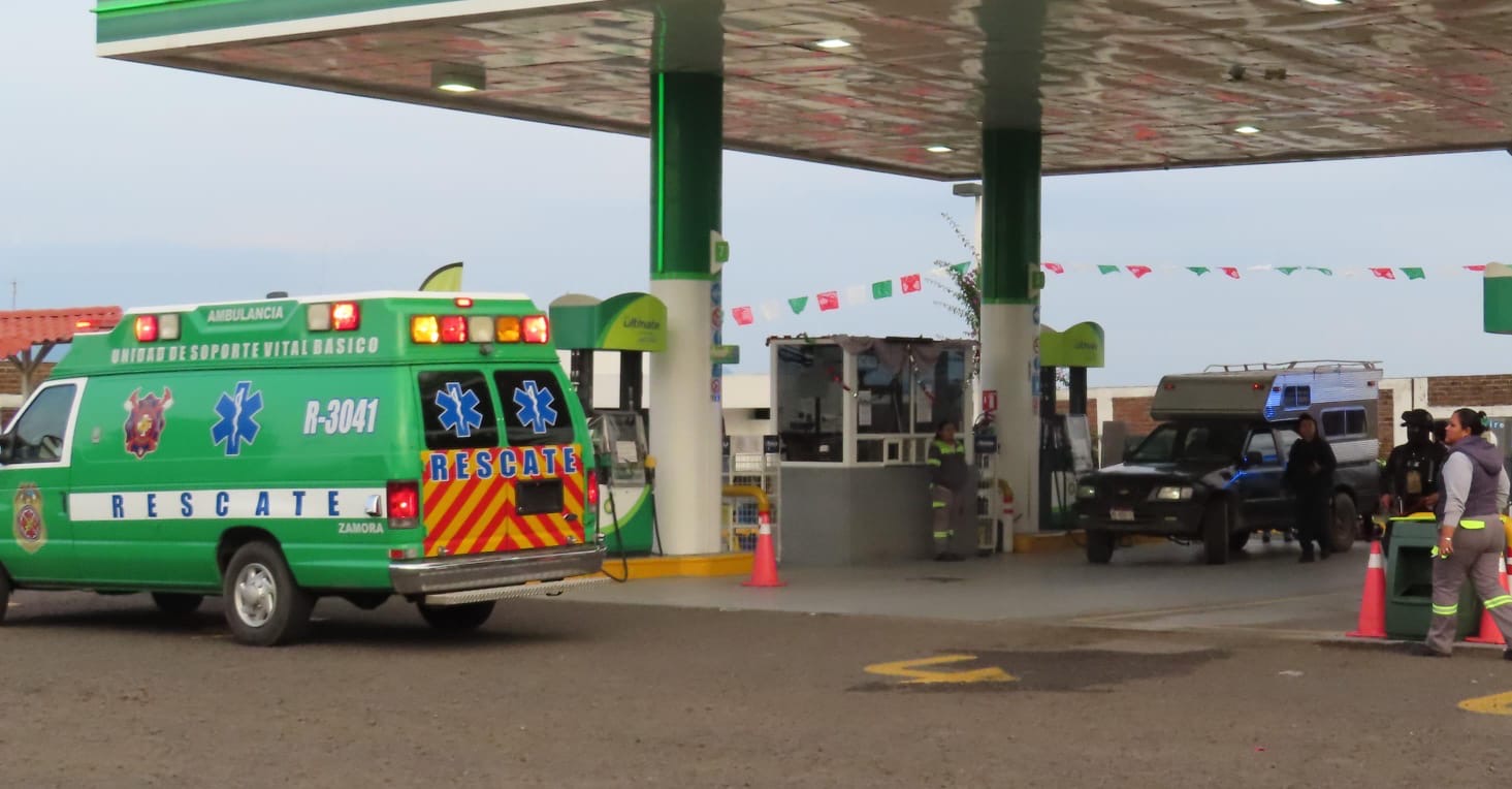 Motociclistas asaltan gasolinera y balean a conductor de camioneta, en Zamora