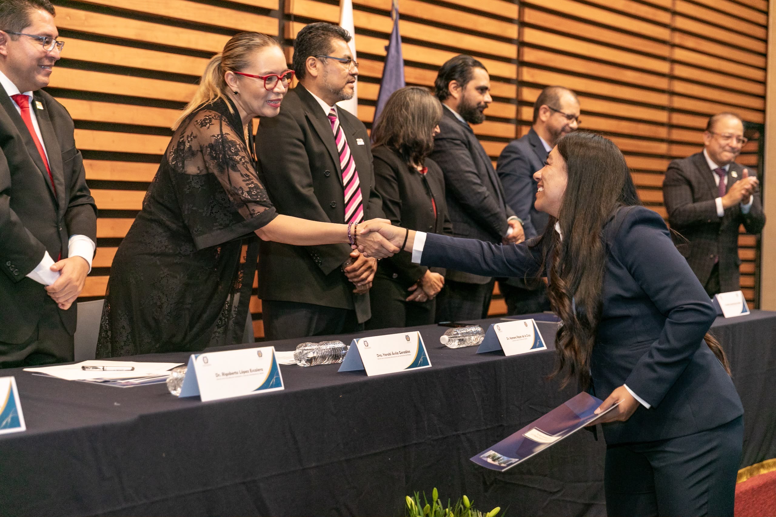 A PONER SU TALENTO AL SERVICIO DE LA SOCIEDAD, INVITA YARABÍ ÁVILA A EGRESADOS DE POSGRADO