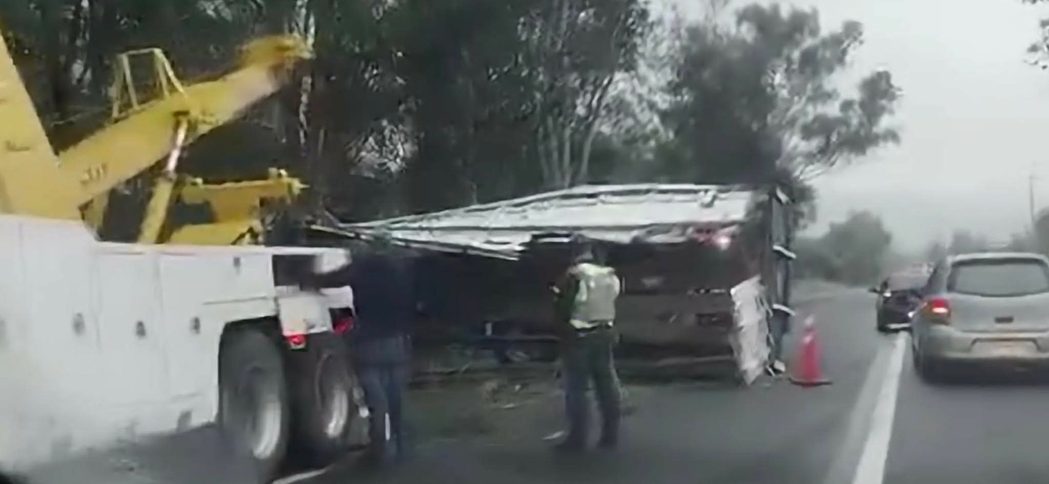 Vuelca camión limonero en la Morelia-Pátzcuaro 