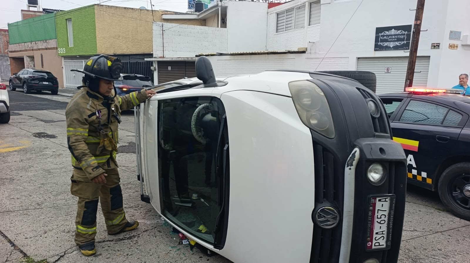 Auto vuelca tras choque contra otra unidad en la colonia Chapultepec Norte de Morelia 