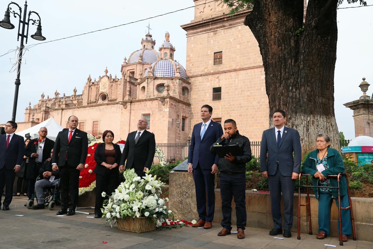 Asiste Alfonso Martínez a ceremonia en memoria de víctimas del atentado de 2008
