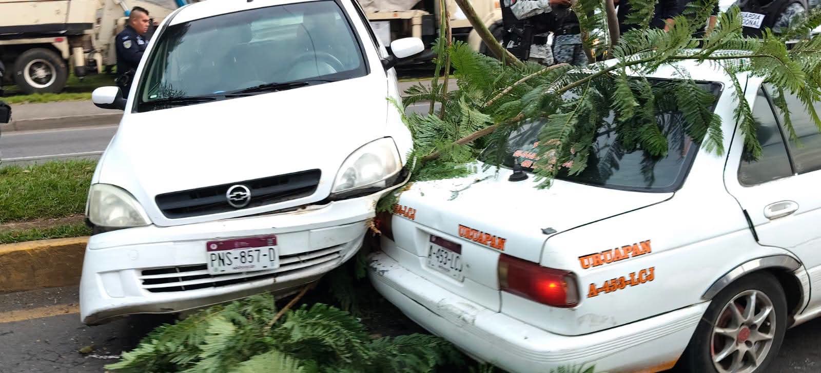 Choque entre automóvil y taxi deja daños materiales en el Boulevard Industrial de Uruapan