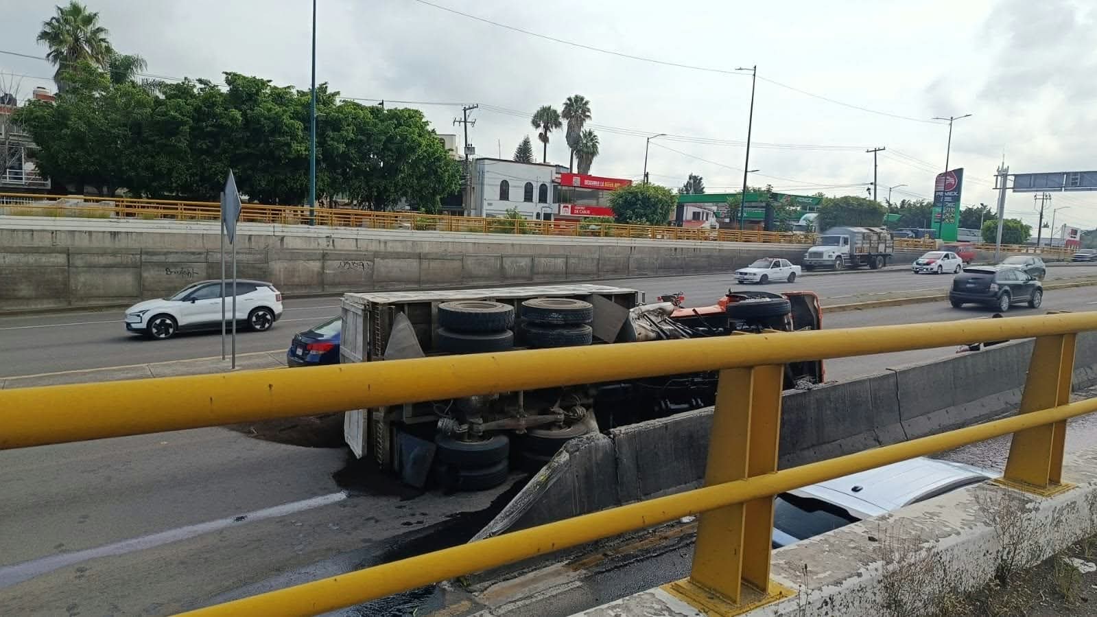 Vuelca camión de volteo sobre el Libramiento Norte de Morelia