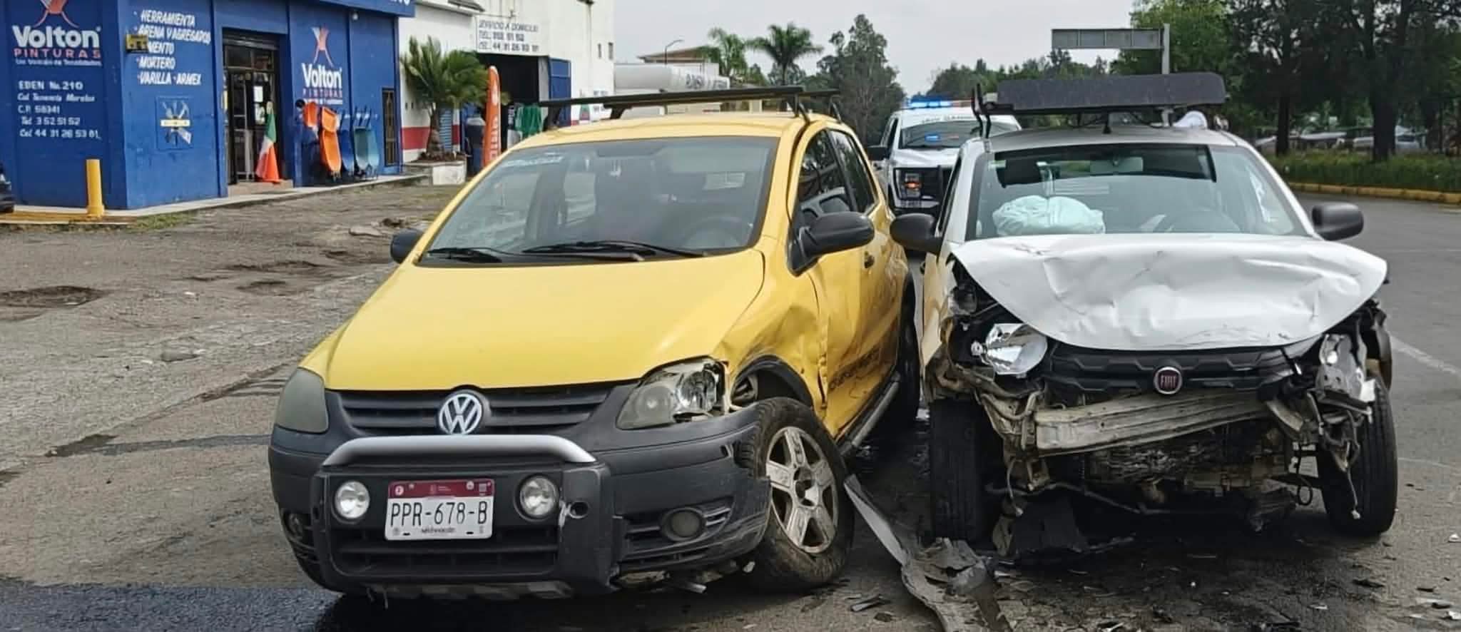 Choque entre dos vehículos deja daños materiales en la Morelia-Pátzcuaro