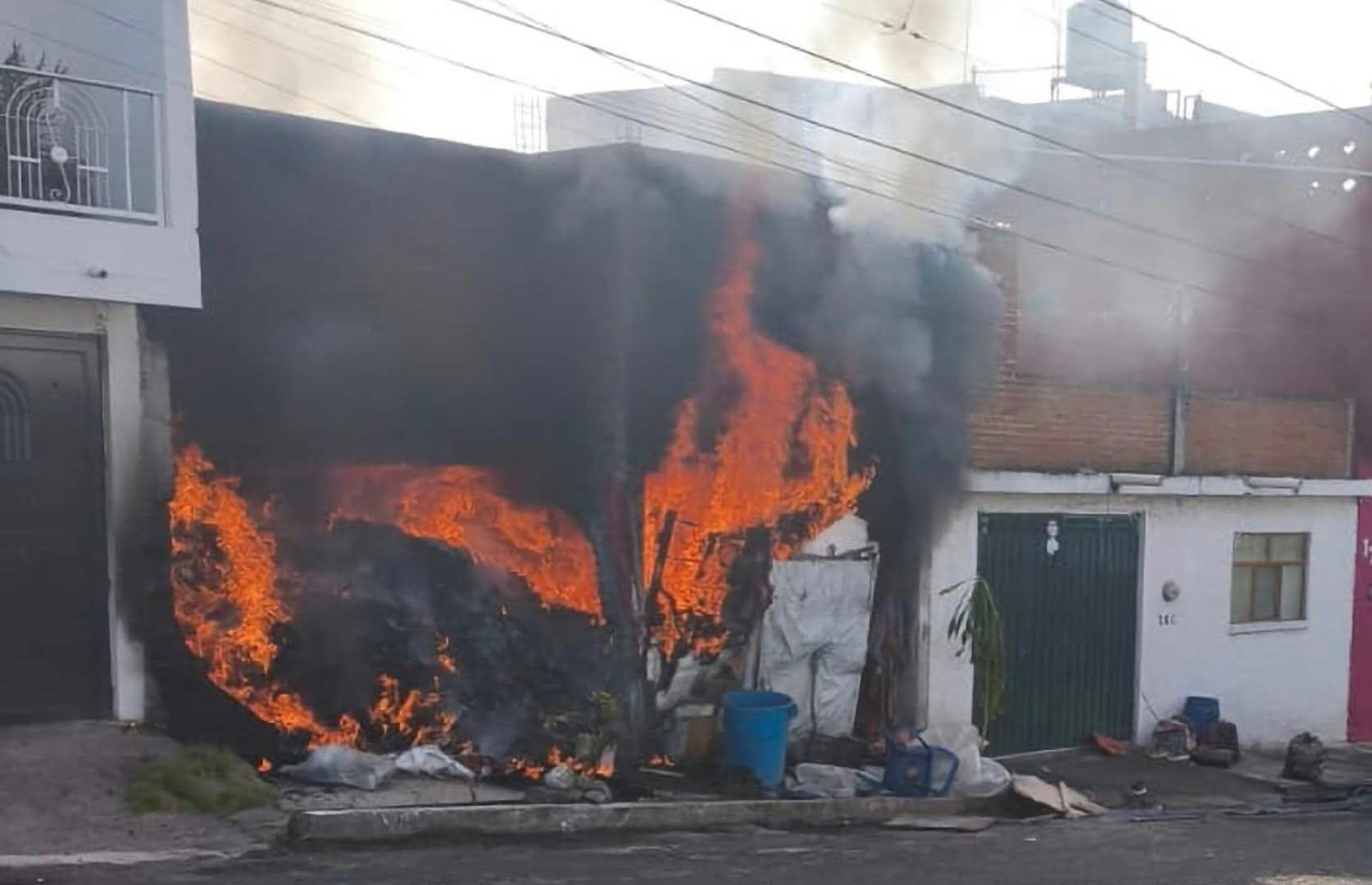 Arde domicilio en la colonia Profesor Jesús Romero Flores, en Morelia