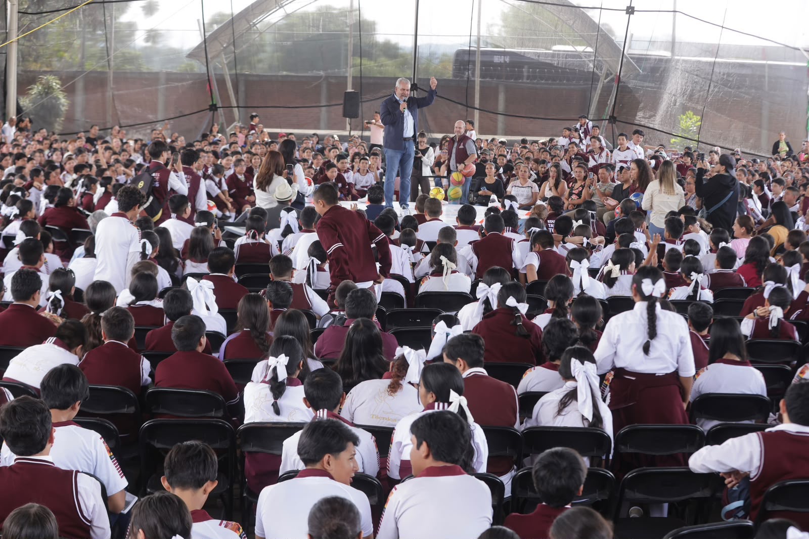 Inicia Bedolla entrega de 202 mil pares de tenis a estudiantes de secundaria