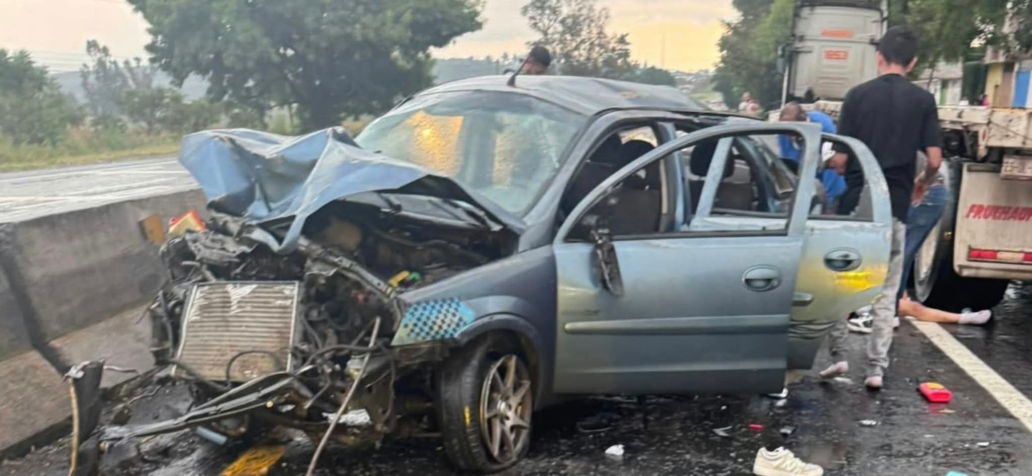 Se registra aparatoso choque vehicular en la Morelia-Salamanca; hay heridos 