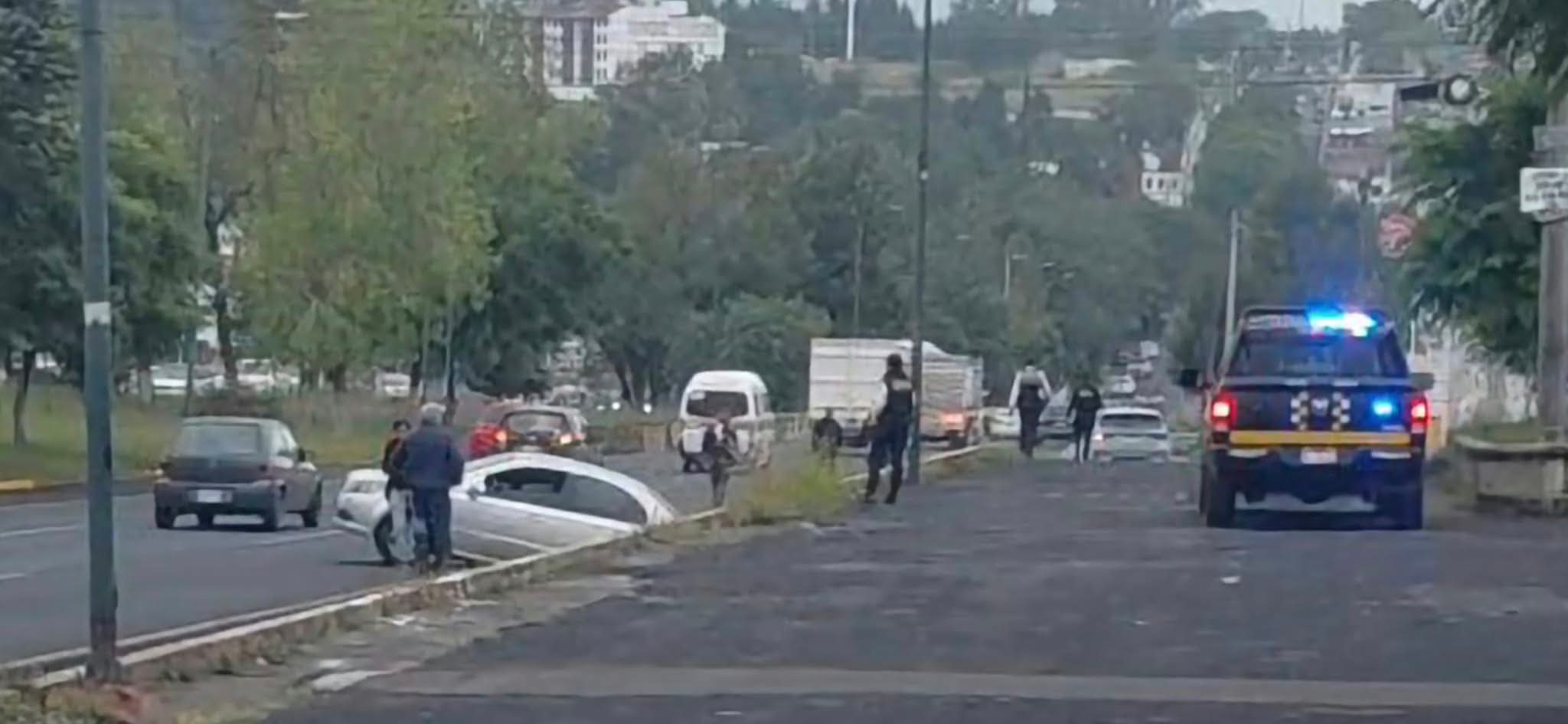 Automóvil cae a cuneta del dren pluvial en el Libramiento Nororiente de Morelia