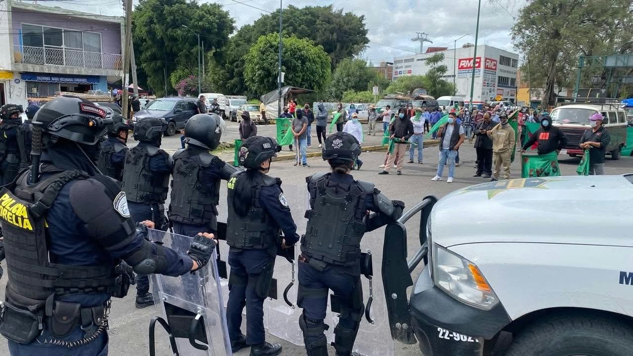 Integrantes del FNLS son contenidos por operativo policial en Calzada La Huerta, Morelia